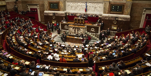 Korona, Fransız Parlamentosunu da işgal etti