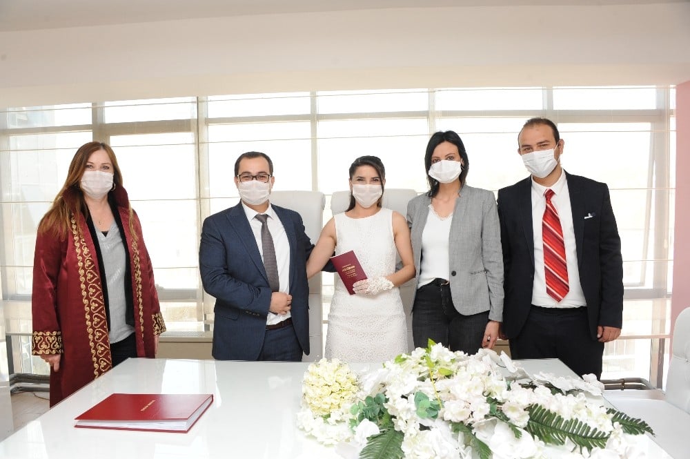 Korona günlerinde aşk: Canlı yayında nikah kıydılar 