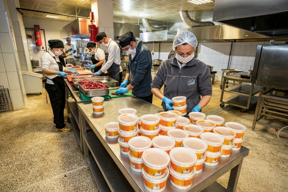 Korona günlerinde bağış iftar yemekleri kapıdan teslim 