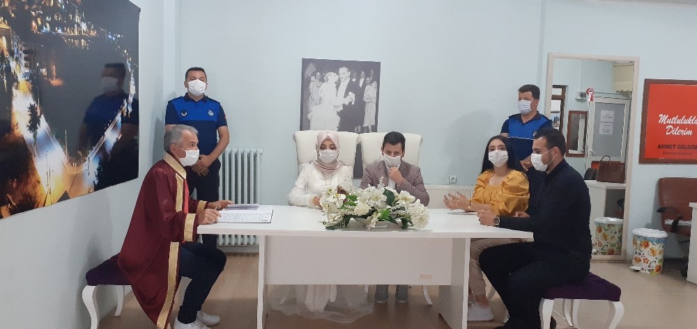 Korona günlerinde maskeleriyle ‘evet’ dediler 