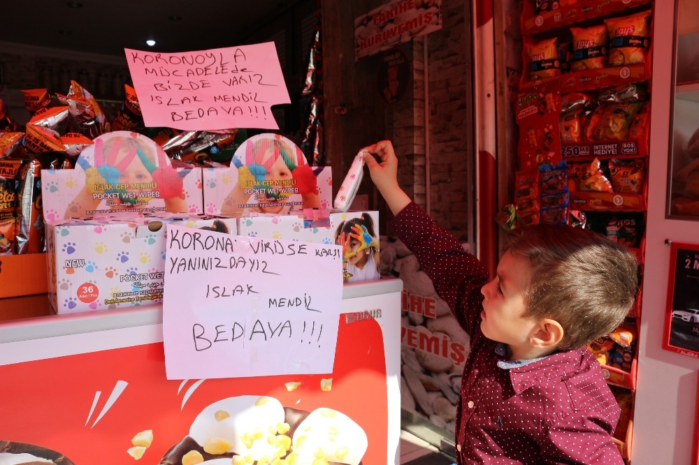 ’Korona ile mücadelede bizde varız’ dedi, kolonyalı mendilleri ücretsiz dağıttı 