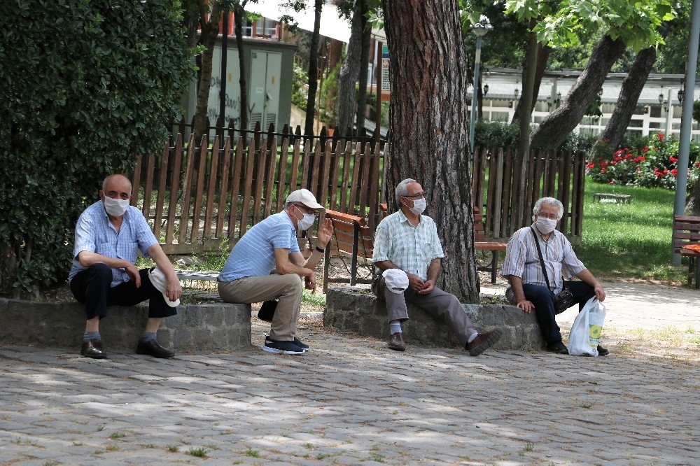 Korona izinlerini tavla başında geçirdiler 