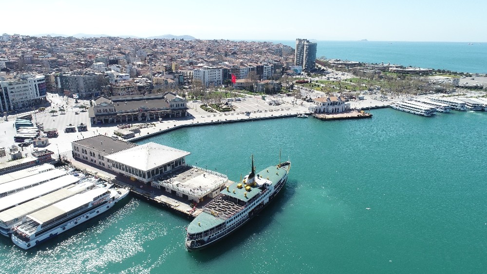 Korona nedeniyle boş kalan Kadıköy Meydanı havadan görüntülendi 