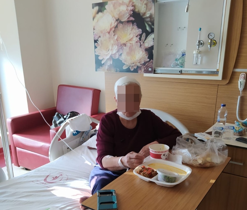 Korona paniği asılsız çıktı...O kadın hastane odasında şimdi dantel örüyor 