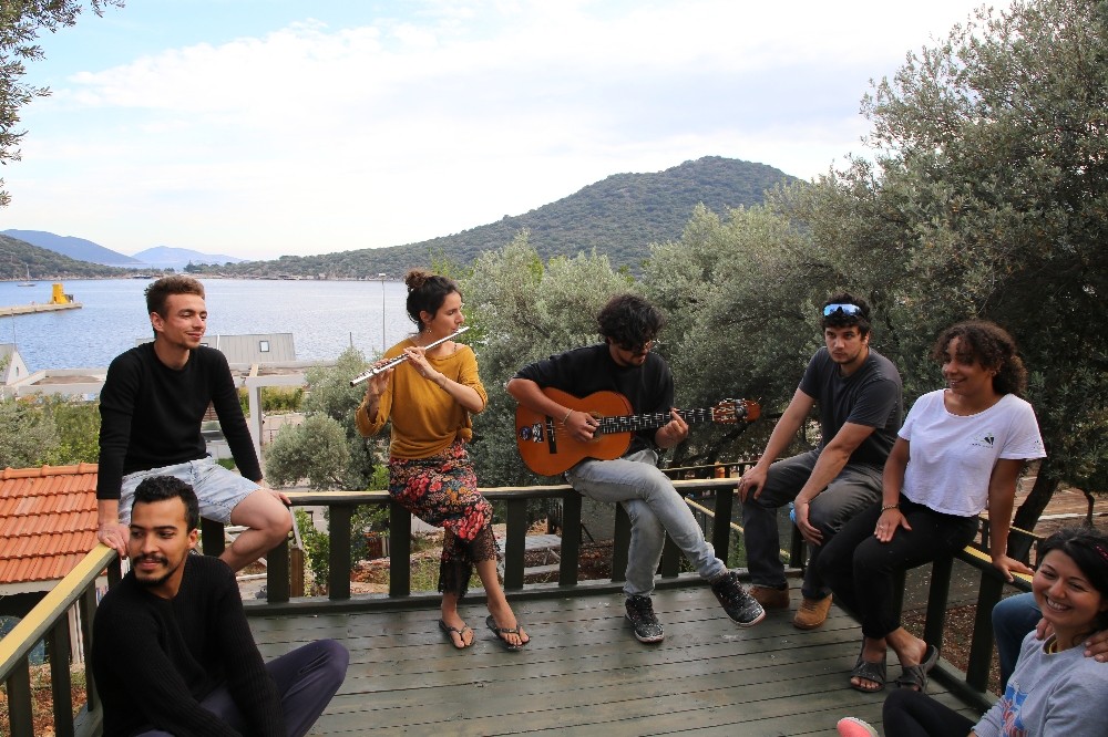 Korona sebebiyle mahsur kalan turistler, turizm merkezinde hem çalışıp hem tatil yapıyorlar 