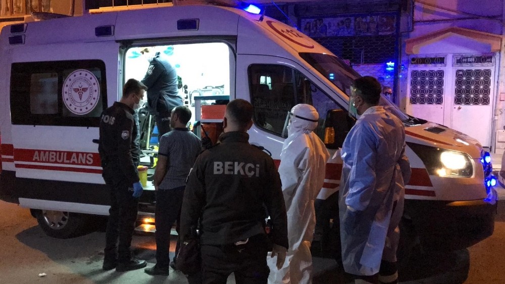 Korona şüphelisi evinden çıktı, polis yakalayıp hastaneye götürüldü 