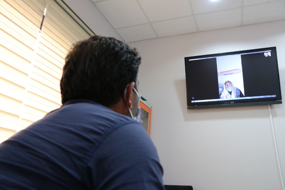 Korona tedavisi gören hastalar yakınlarıyla görüntülü görüşüyor 