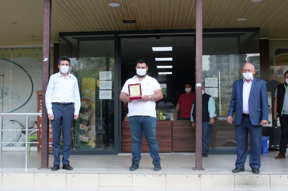 Korona tedbirlerine uyan fırıncıya plaket 