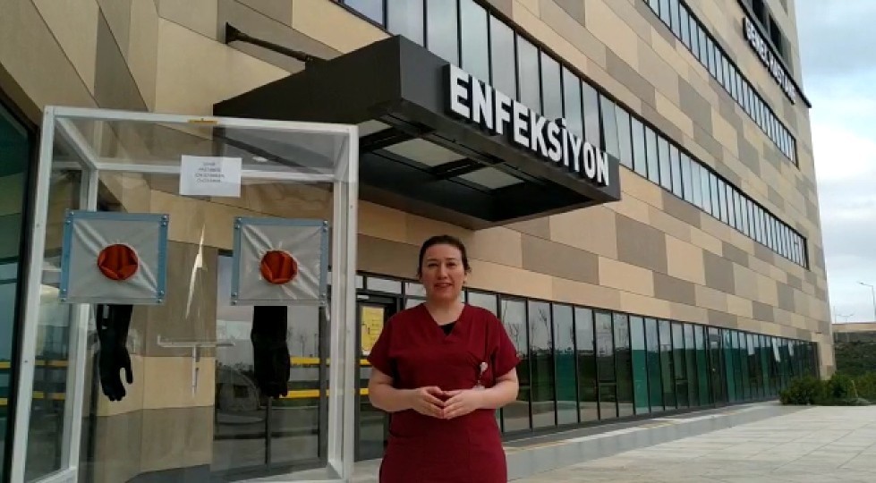 Korona testi için temassız numune alınıyor 