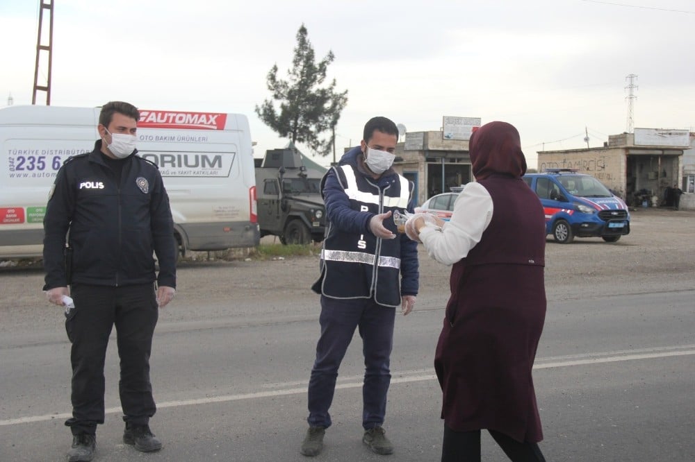 Korona uygulamasındaki asker ve polise tatlı moral 