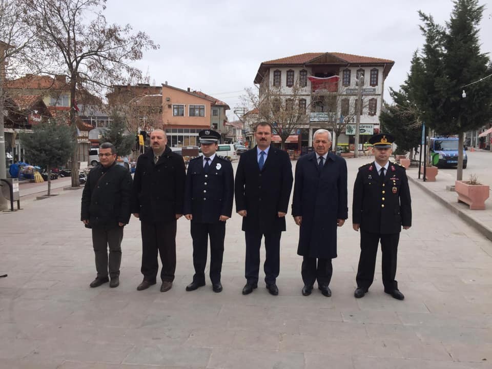 Korona virüs, çelenk koyma törenine sadece 6 protokol üyesinin katılmasına sebep oldu 