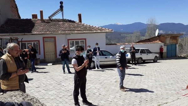 Korona virüs Covid-19’dan kurtulmak için kurban kesip dua ettiler 