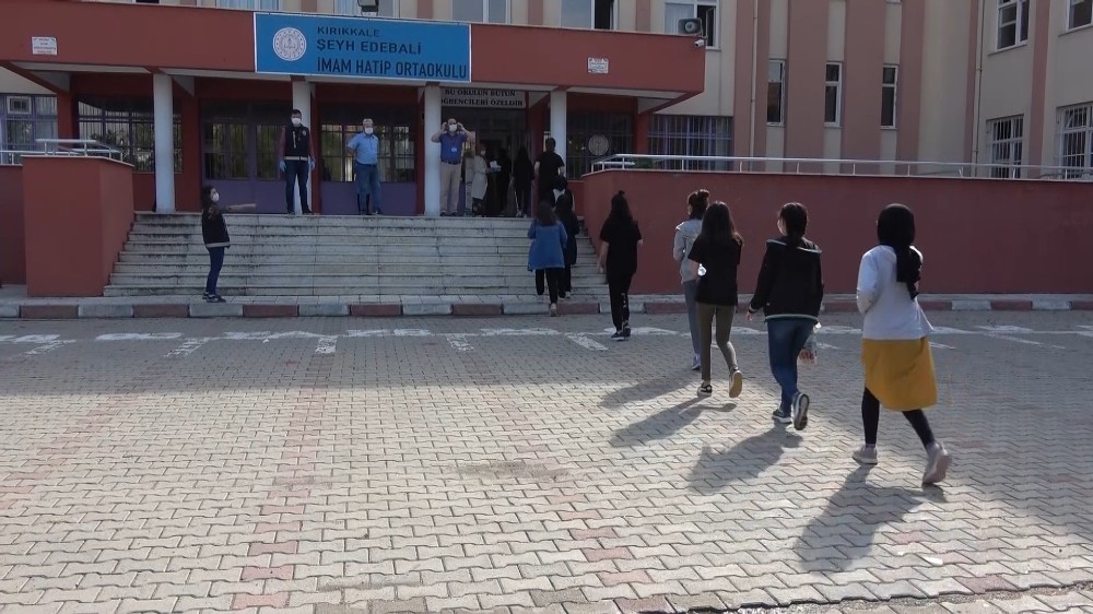 Korona virüs gölgesinde LGS başladı 