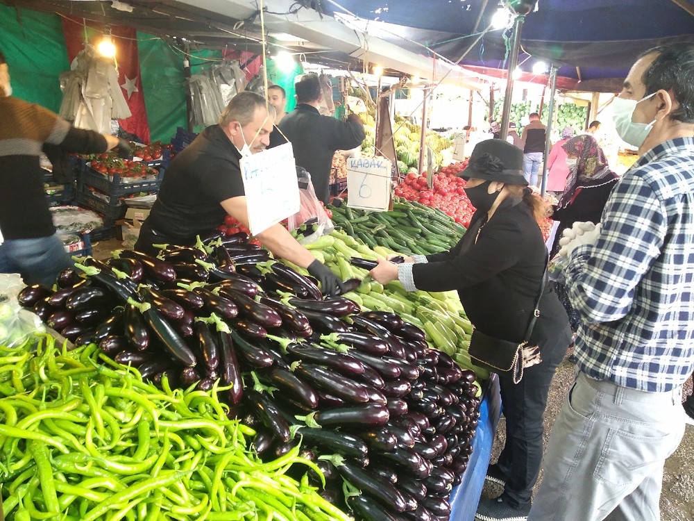 Korona virüs gölgesinde pazar alışverişi 