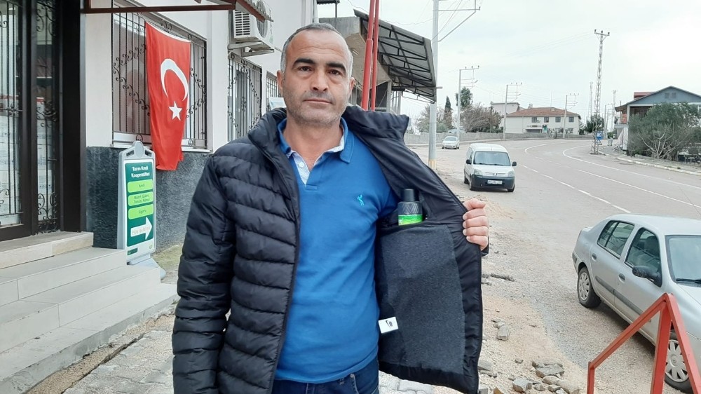 Korona virüs korkusuyla kolonyayı cebinde taşıyor, her önüne gelene kolonya ikram ediyor 
