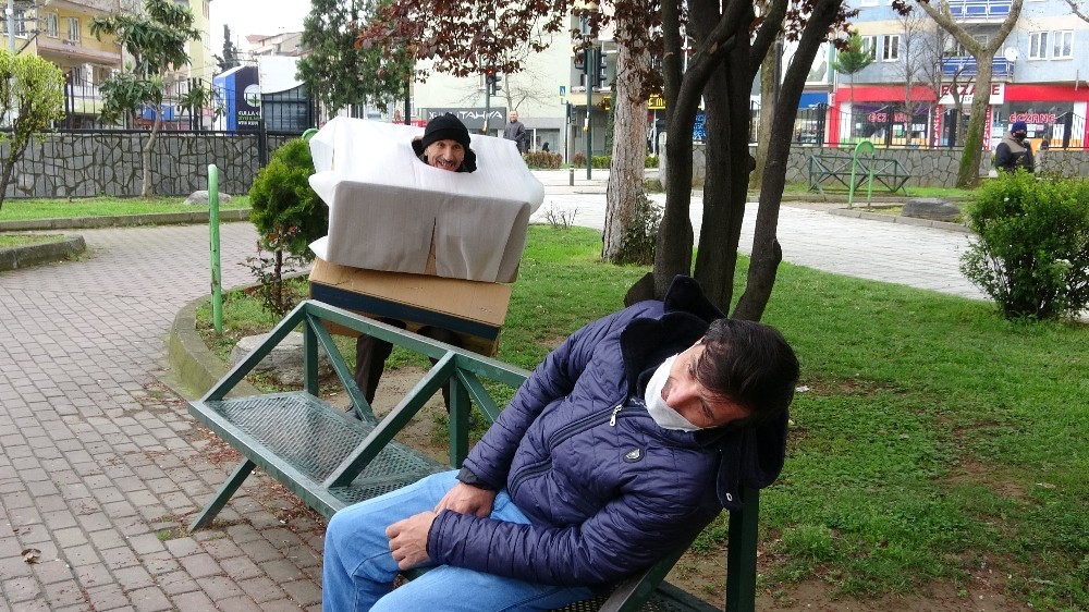 ’Korona virüs kostümlü’ tiyatrocu, sokağa çıkanları hem kovaladı hem bayılttı 