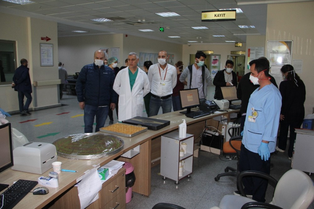 Korona virüs mesaisindeki sağlık personeline tatlı ikramı 