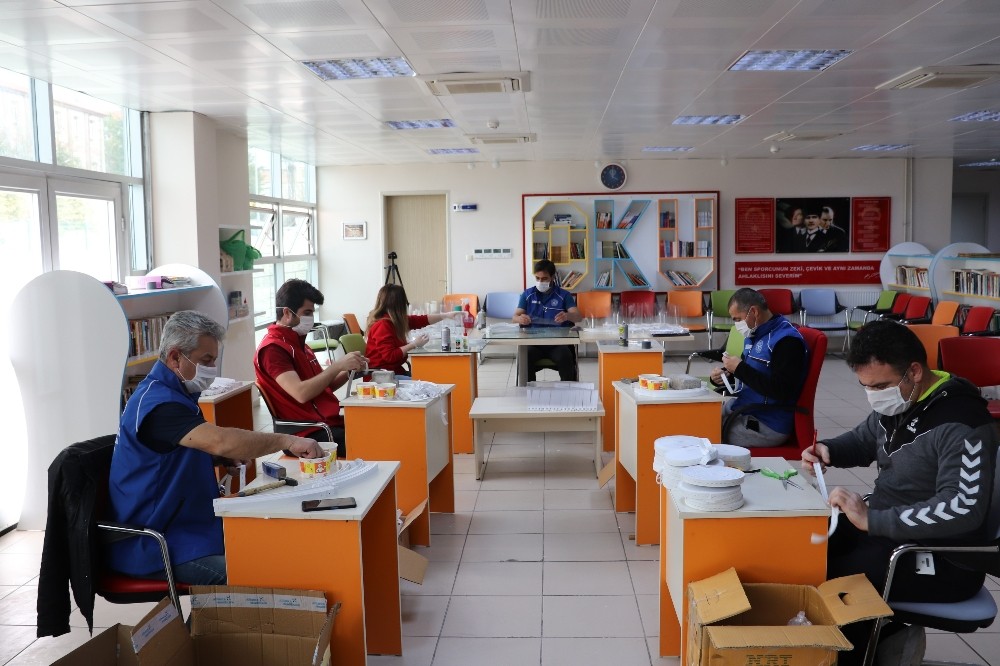 Korona virüs mücadelesine siperlik maske üreterek destek veriyorlar 
