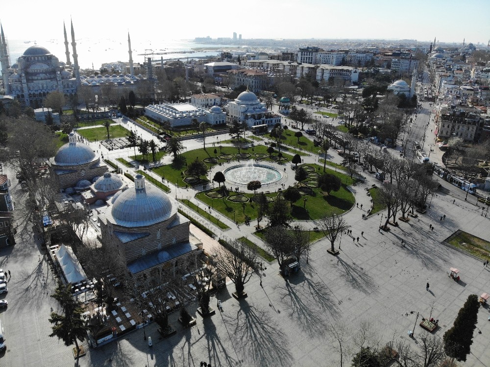 Korona virüs nedeniyle boş kalan Sultanahmet Meydanı havadan görüntülendi 