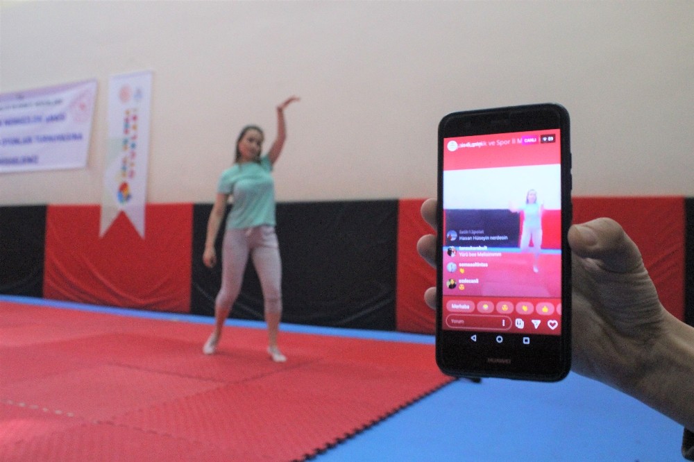 Korona virüs nedeniyle evde kalanlara canlı yayında ‘zumba’ dersi 