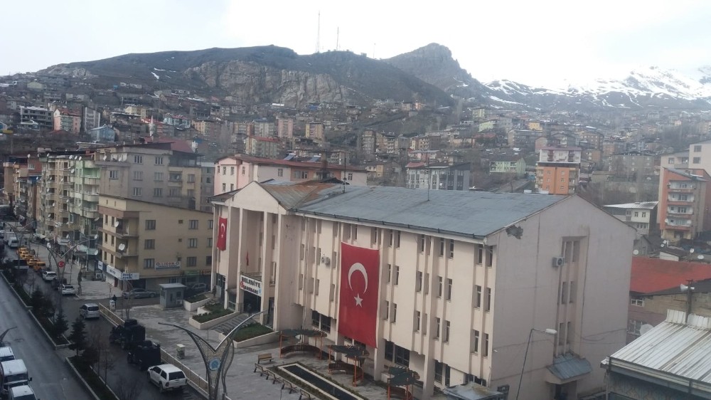 Korona virüs nedeniyle Hakkari evine çekildi 