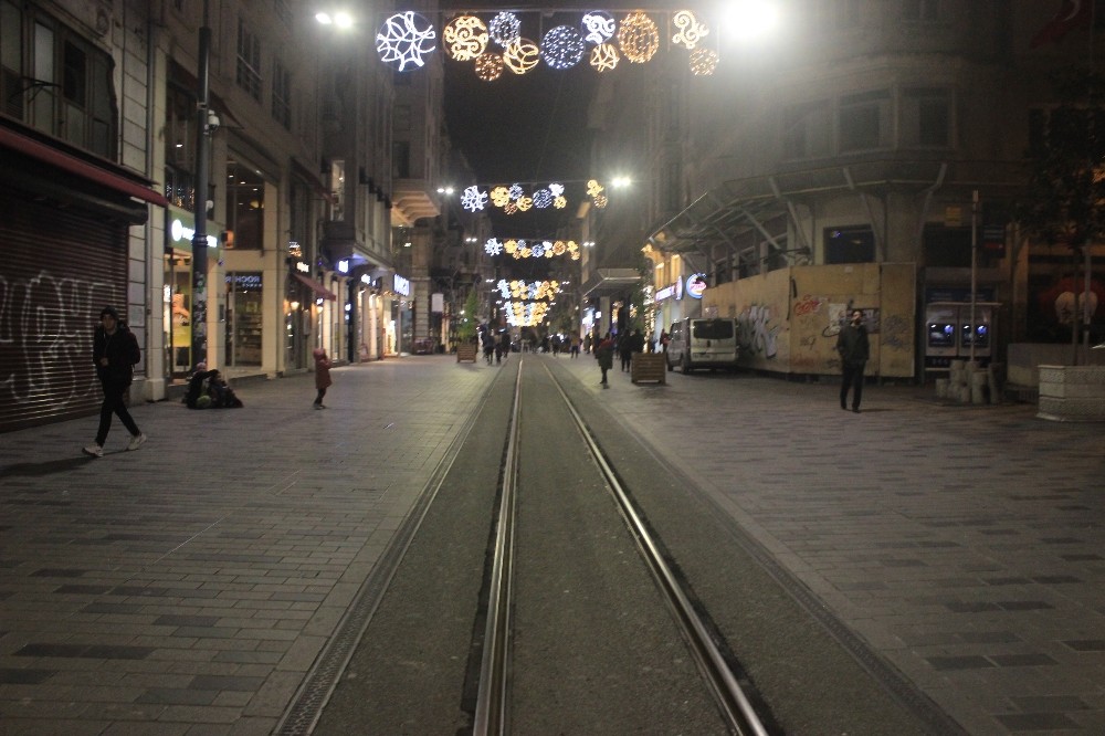 Korona virüs nedeniyle İstiklal Caddesi ve Taksim Meydanı boş kaldı 