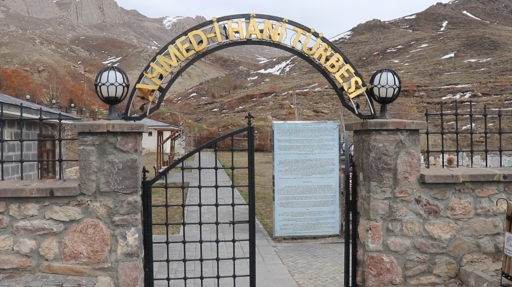 Korona virüs nedeniyle kapatılan Ahmed-i Hani Türbesi sessizliğe büründü 