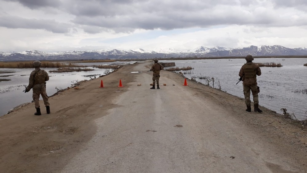 Korona virüs nedeniyle karantinaya alınana mahalleye jandarmadan tedbir 