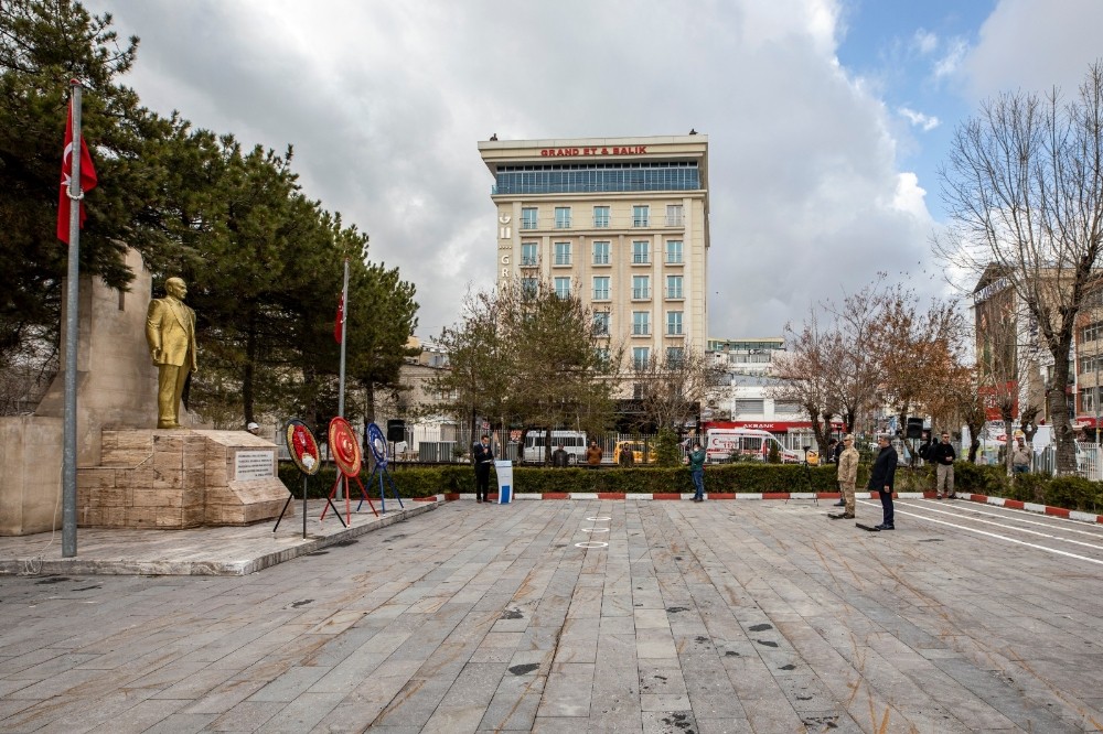 Korona virüs nedeniyle kurtuluş töreninde sadece çelenk sunma yapıldı 