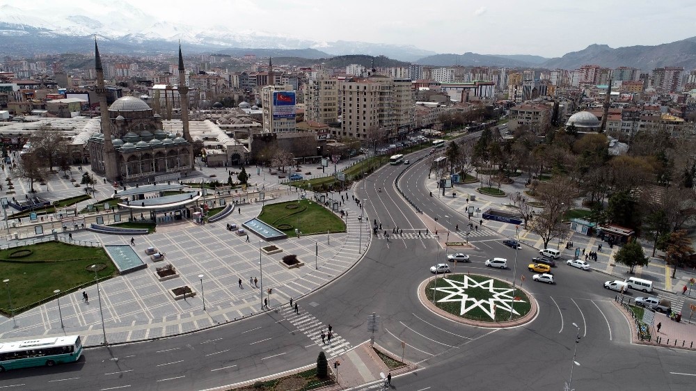 Korona virüs nedeniyle meydanlar boş kaldı 
