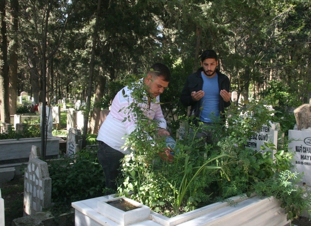 Korona virüs nedeniyle mezarlıklara ziyaretler azaldı 