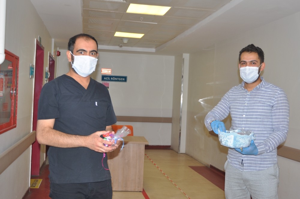 Korona virüs nöbeti tutan sağlık çalışanları bayramda da unutulmadı 
