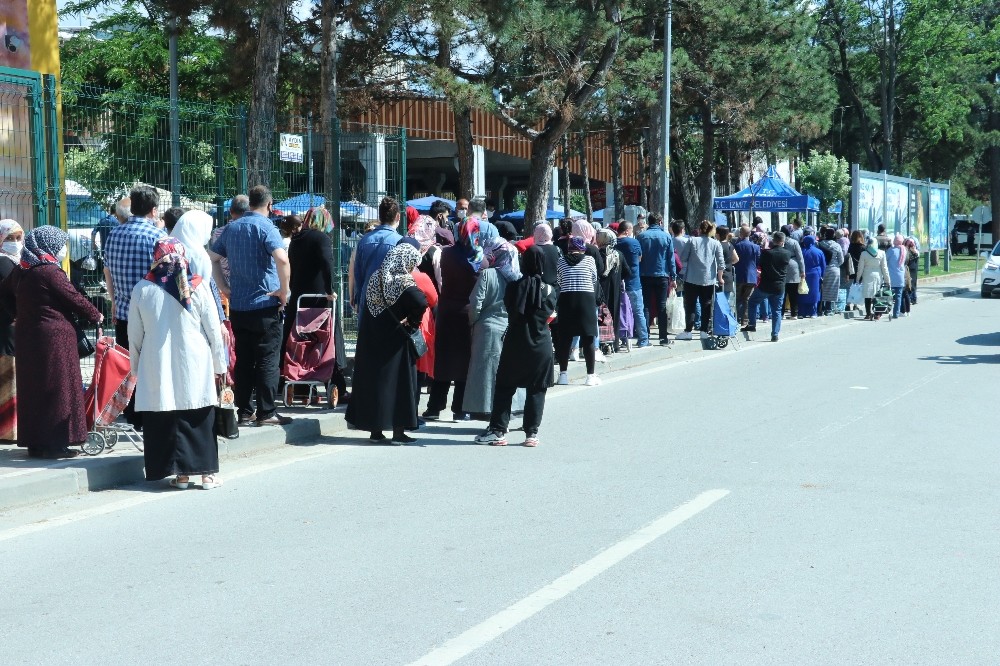 Korona virüs önlemi kapalı pazar alanı önünde kuyruk oluşturdu 
