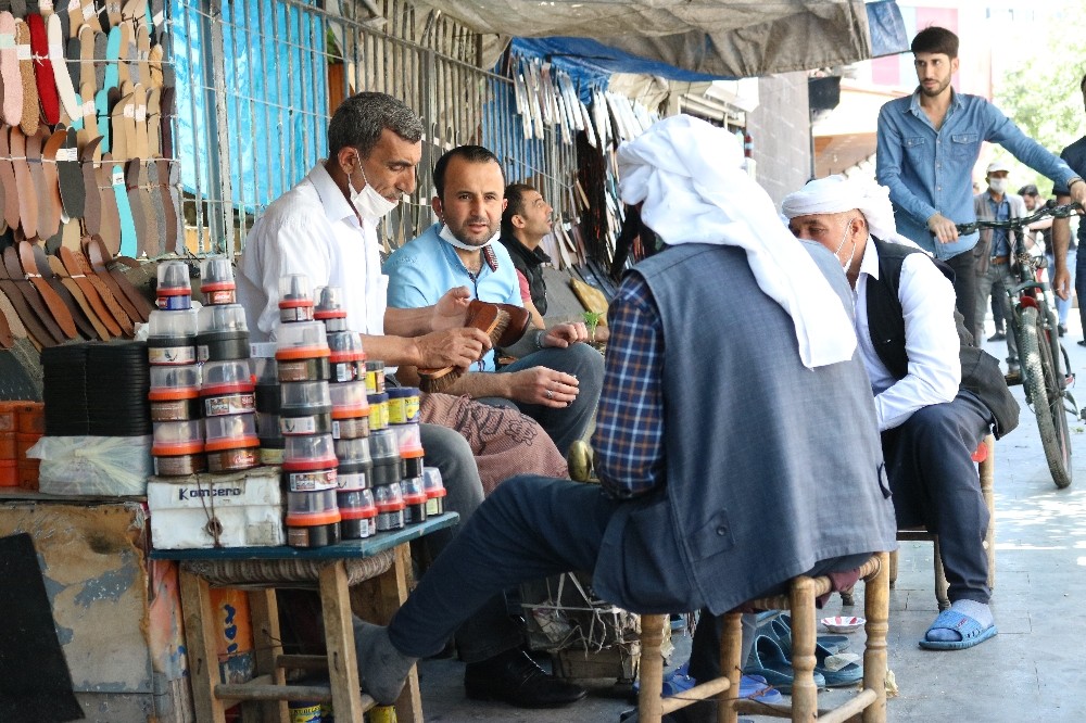 Korona virüs salgını, yarım asırdır aynı yerde ayakkabı boyacılığı yapan esnafı da etkiledi 