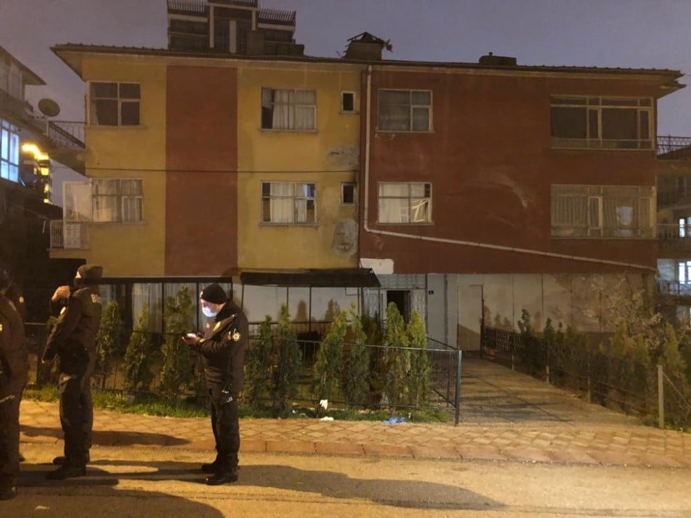 Korona virüs salgınına aldırmayan kişiler kaçak kıraathanede basıldı 