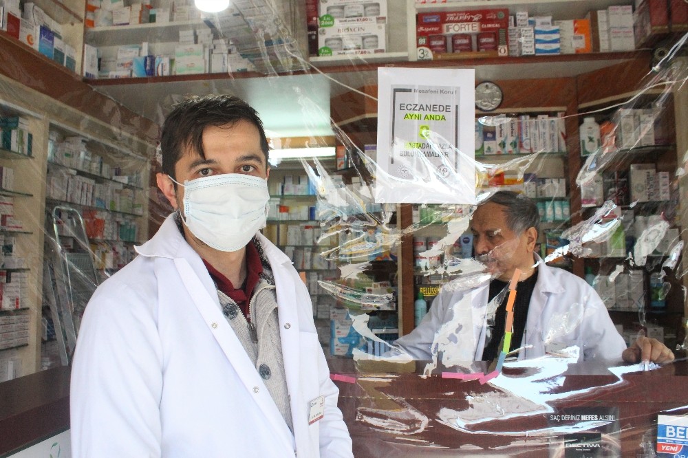 Korona virüs salgınına karşı eczacılar şeffaf brandayla önlem aldılar 