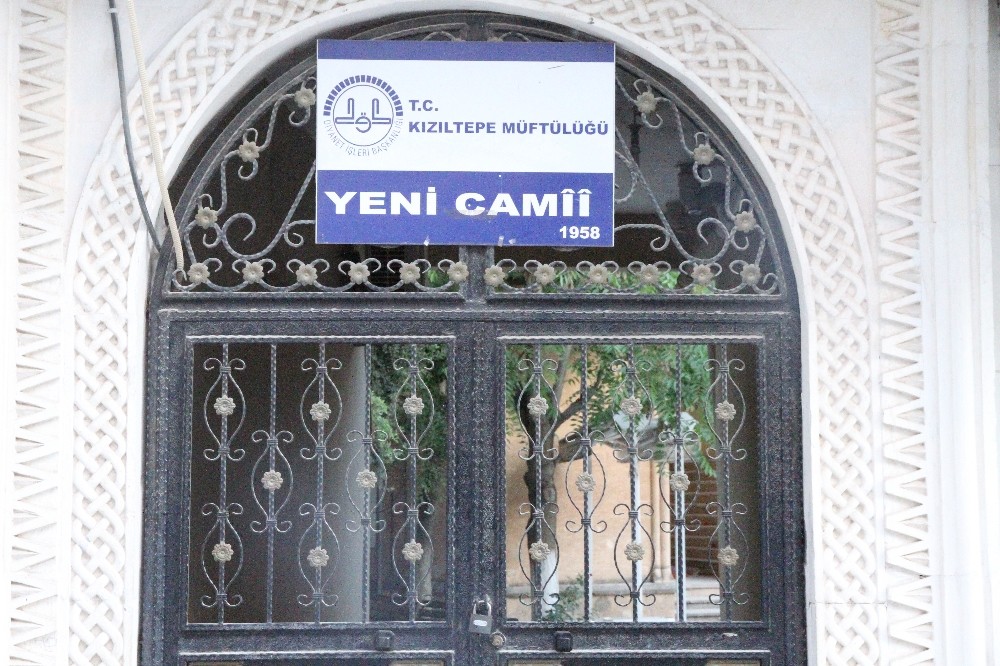 Korona virüs sebebiyle bayramda boş kalan camilerin minarelerinden tekbirler yükseldi 
