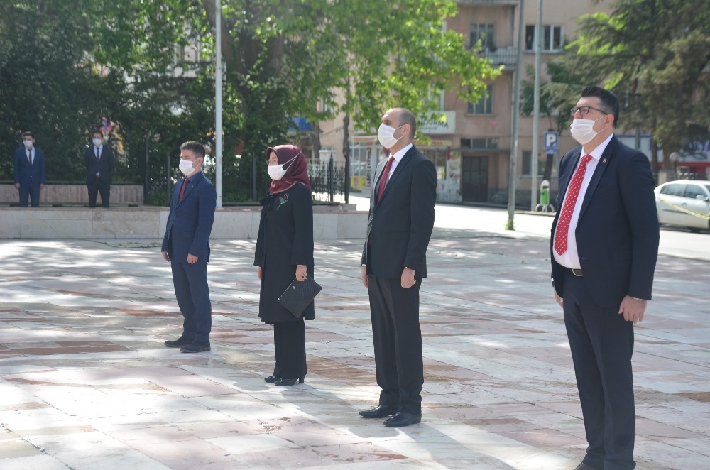 Korona virüs sebebiyle Gençlik Haftası sade bir törenle kutlandı 