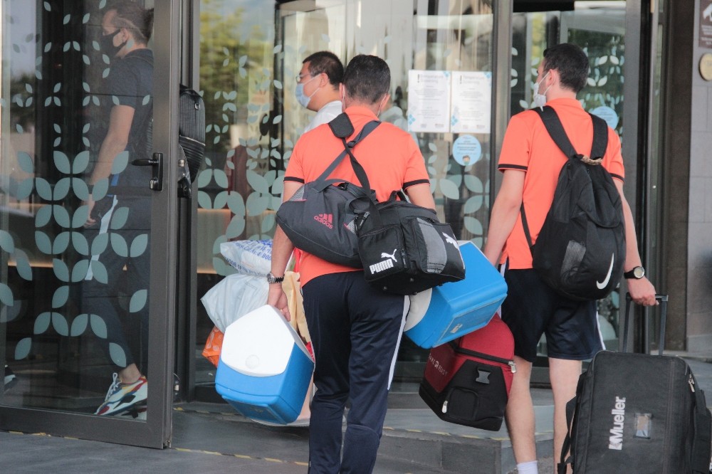 Korona virüs şoku yaşayan Akhisarspor İzmir’e geldi 