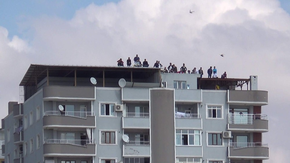 Korona virüs stadı kapattı, vatandaşlar maçı çatılara çıkarak izledi 