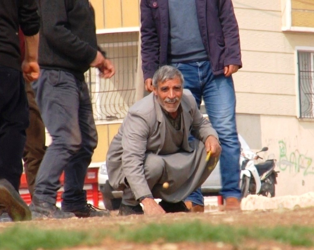 Korona virüs stresini misket oyunuyla atıyorlar 