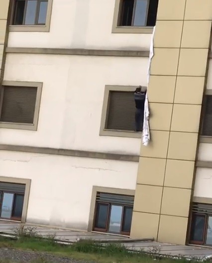 Korona virüs şüphelisi çarşafları birleştirerek hastaneden kaçmaya çalıştı 