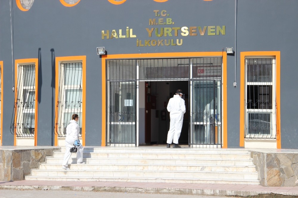 Korona virüs tanısı konulan öğrenci okulda tek başına sınava girdi 