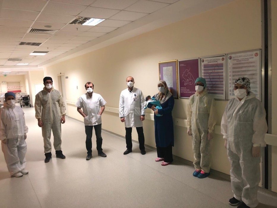 Korona virüs taşıyan anne doğum yaptı 