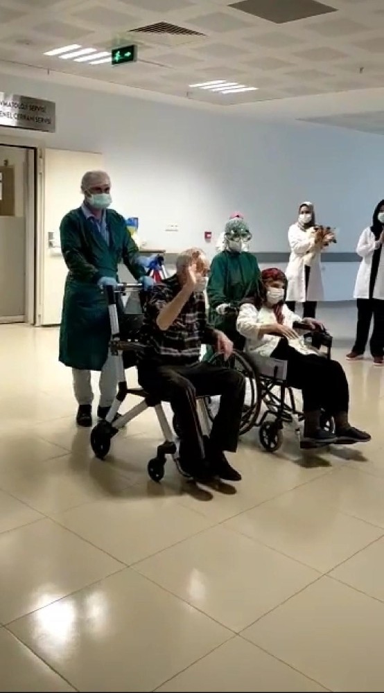 Korona virüs tedavisi gören 82 yaşındaki çift el ele taburcu oldu 