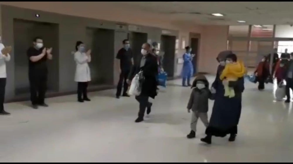 Korona virüs tedavisi tamamlanan 15 hasta alkışlarla taburcu oldu 