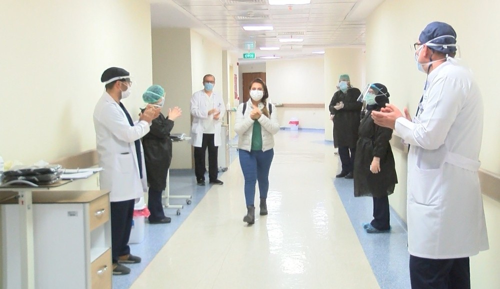 Korona virüs tedavisi tamamlanan hemşire alkışlarla taburcu edildi 