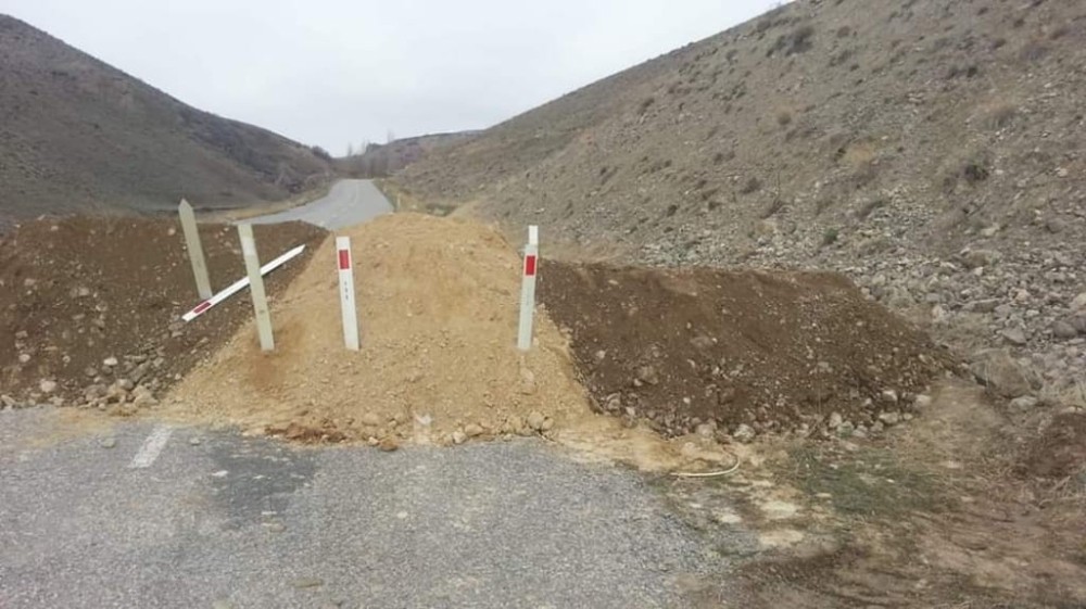Korona virüs tedbiri için yolu kumla kapattılar 