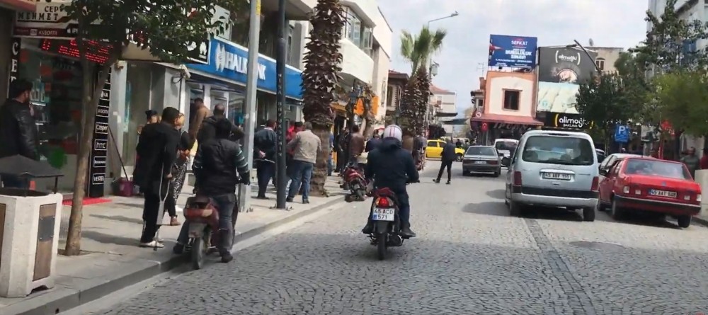 Korona virüs tedbirleri Akhisar’ın en işlek caddesini trafiğe kapattırdı 