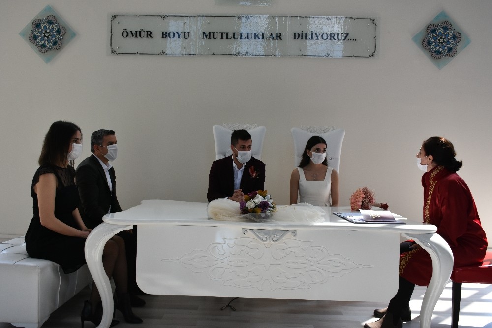 Korona virüs tedbirleri alınarak nikah kıydılar 